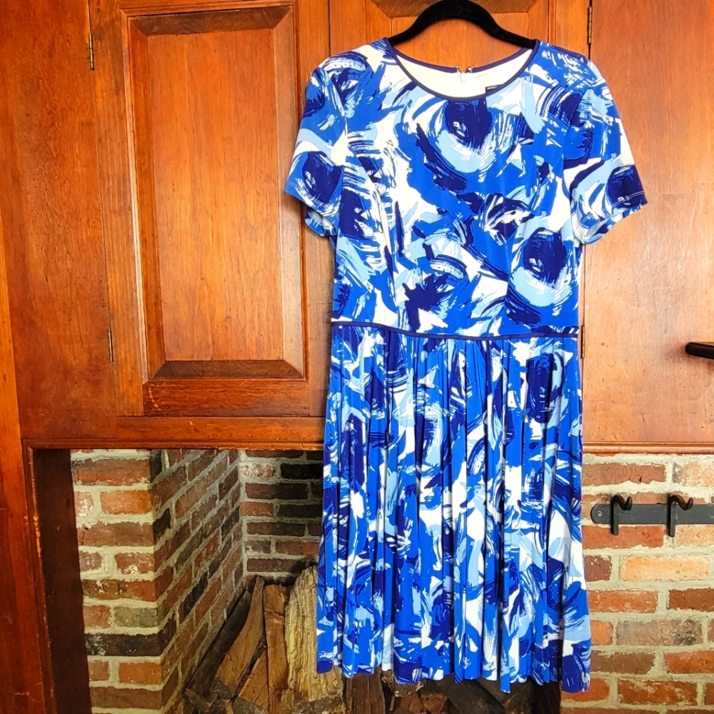 Maggy London Blue White Abstract Short Sleeve Dress with Pleated Skirt Size 12